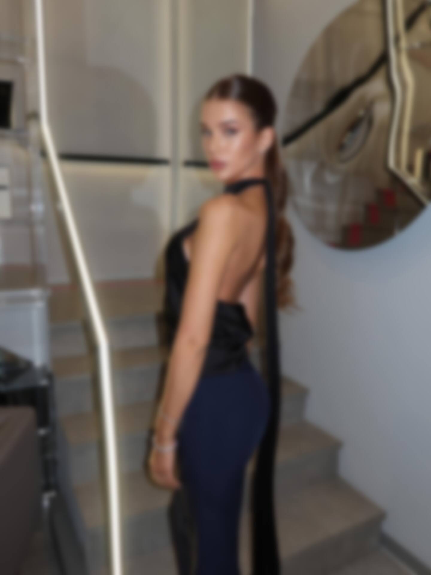 Мария Давыдова в стильном деловом костюме