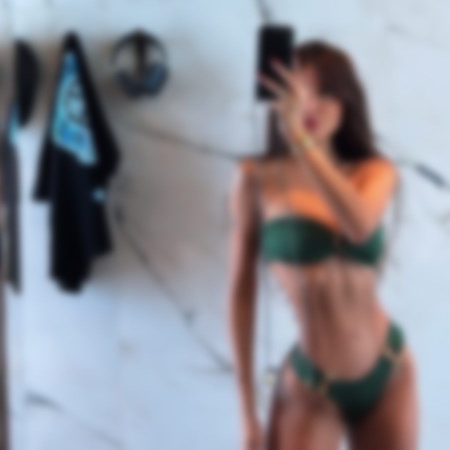 Nitsa Schultz в элегантном деловом стиле